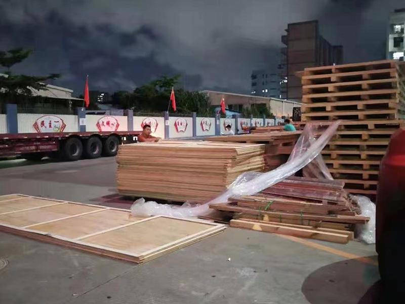 深圳石岩(yán)某重型設備(bei)包裝