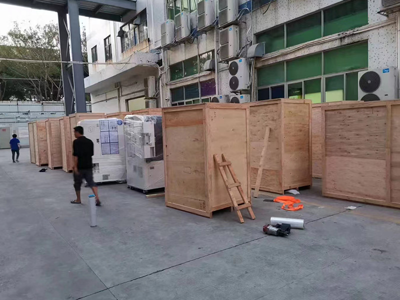 深(shen)圳福永(yong)出口設(she)備打包(bāo)現場